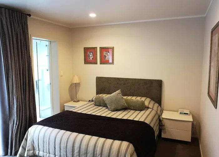 Cornwall Park Motor Inn